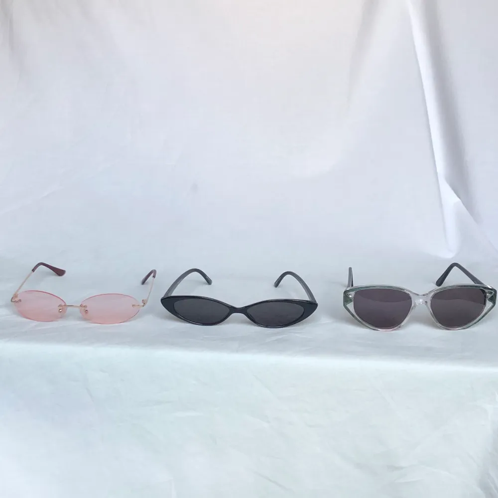 3 par solglasögon jag säljer för 50kr paret✨ frakt ingår ej utan kostar 42kr✨skriv om det finns några frågor✨update: de svarta och rosa är sålda men de översta finns fortfarande kvar✨. Accessoarer.