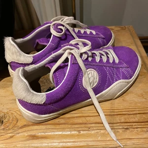 Eytys sneakers - Säljer mina eytys som knappt kommit till användning då de är lite små på mig! Superbra skick men har en fläck på insidan av sulan på ena skon(sista bilden. Nypris är 2300. Frakt kostar 63, och möts gärna upp💕⚡️