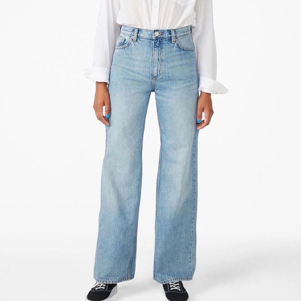 Ett par monki yoko jeans i storlek 28 knappt använda då de växte efter att jag hade använt dem några gånger färgen är ljusblå med blekare slitningar och säljs inte längre De är för korta för mig som är 173 skulle rekomendera att man är kortare😊 Innerbensmåttet är 74 cm Frakten kostar 88kr📦. Jeans & Byxor.