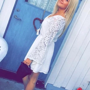 Hollister vit klänning  - Säljer nu min lite äldre hollister klänning som är i storlek S! Möts upp i Örebro och kan samt frakta. 