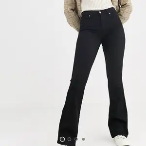 Svarta bootcut jeans från de denim. Säljer då de inte kommer till använding men de är världens skönaste jeans. Nypris 600kr men säljer för 150kr+ frakt. Skriv för mer bilder 