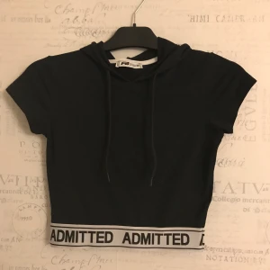 Crop top från NewYorker - En cool crop top från NewYorker som inte längre finns kvar. Den är helt oanvänd