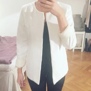  - • Jacka från Sheinside 
• Använd ett få tal gånger 
• Storlek M, men är liten i storleken och känns mer som S 
OBS! Är medveten om liten fläck som dock är borta nu