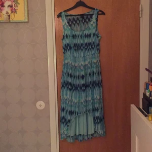  - Medium kortklänning, kortare där fram och längre där bak, aldrig använd, köpt på H&M. 
Swish går bra! :)
