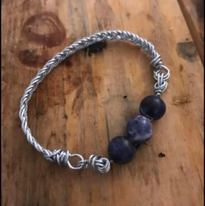 Handgjort armband - Järntråd och sodalitstenar. 150:- +11:- frakt. 