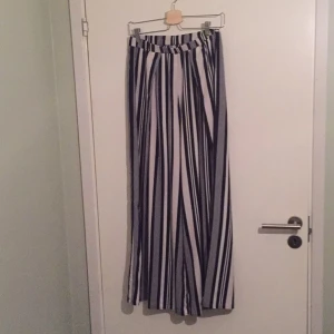  - Utsvängda svartvit randiga höga byxor från HM. Passar både 36-38. Väldigt fint skick. 

Frakt 30kr. 