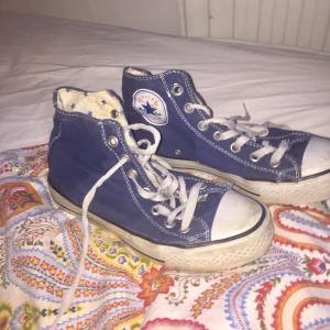 Converse - Säljer ett par converse köpta här på Plick så inte elt 100 på att dem är äkta men fortfarande fina ich ser äkta ut i min mening! Storlek 36, skulle tro att att dem kanske passar en eller en halv storlek större! Lite slitna, men inget som är trasigt, bara smutsigt! :) möts i Uppsala eller fraktar!!