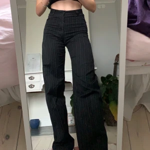 Randiga tygbyxor - Så sköna byxor som passar till allt!! Har sytt in själv så är inte perfekta. Skriv för mer bilder eller mått!              Köparen står för frakt🌸