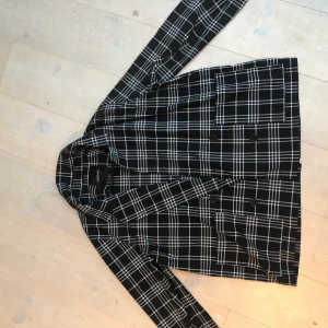Blazer  - En rutig blazer/ kappa / skjorta eller vad det nu kallas. Den är väldigt stor i storleken men sitter jättefint!
