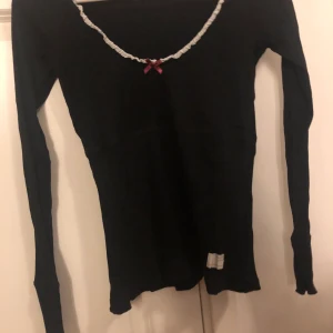 Odd Molly tröja  - Lång armad tröja från odd Molly tröjan är i bra skick och säljs även i grå (storlek s)och vit (storlek xs) finns även i grå t-shirt (storlek xs) 