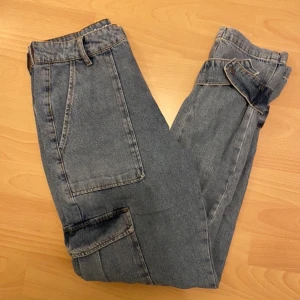 Byxor - Fina fina cargojeans köpta på bikbok. En elr två gånger använda så dom är helt i nyskick! Storleken är 27. Modellen är något oversized. Nypriset tror jag låg på ca 700kr, säljer dem för 100kr (+ frakt).  👖👖 (skriv om ni vill ha bilder på hur dem sitter)