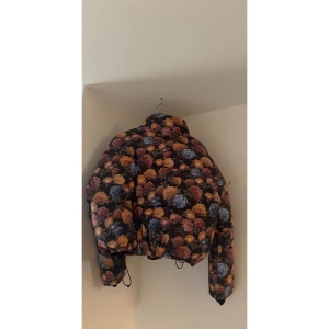 Vinter jacka ✨ - Sjätte fin ”croppad” blommig vinter jacka fr NA-KD