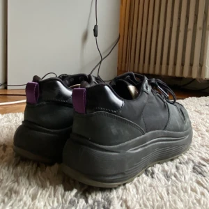 Eytys jet combo strl 39💕 - Svarta Eytys Jet Combo Köpta våren 2019 Storlek 39, men passar även mig i 38💖 nypris är 1800kr! Använda runt 5 gånger, så i väldigt bra skick🦋 (de är i bättre skick än va det ser ut, gör självklart rent dom också innan jag skickar) 