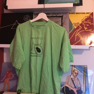 Boxy polar tee - En polar t-shirt med fett skön passform. Långa armar och rätt boxy men inte speciellt lång. Tror jag va typ 174 lång när bilden togs. Bara att höra av sig om man har några frågor!