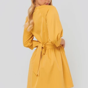 Na-kd - Balloon sleeve belted mini dress  - Fin gul klänning från NA-KD i storlek 36. Knappar framtill, fint åtsittande i midjan med ett bälte som kan knytas fram eller bak! Klänningen är helt oanvänd med prislapparna kvar och säljs pga att den blivit för stor. 💔