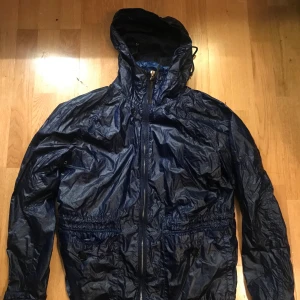 Woolrich regnjacka storlek M - Jättefin glansig jacka ifrån woolrich påminner om Stone Island