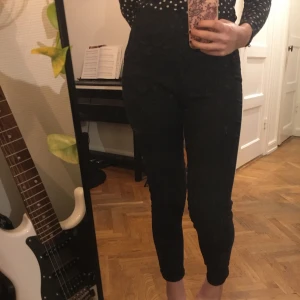 Svarta byxor - Svarta byxor med dragkedja på sidan, från HM i fint skick✨