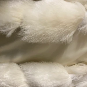 Fake fur väst - Vit mjuk pälsväst (fake) från Yoins som är använd 1-2 ggr och säljes pga överflödigt med jackor.  One Size 