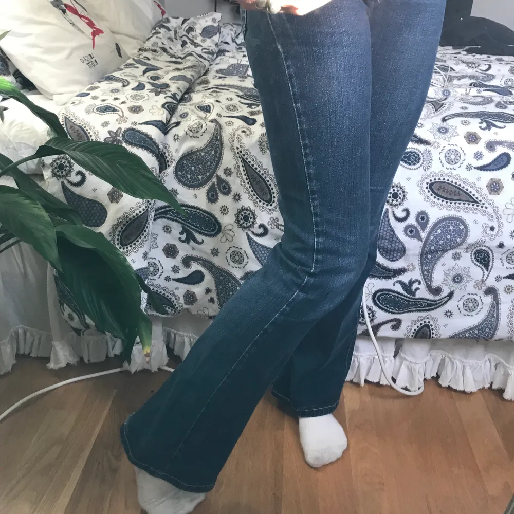 Super sköna Levis jeans med bootcut, jag är 166 och de går enda ner till hälen på mig. Som man kan se på bilden är dem rättså tajta på mig skulle gissa att dem skulle passa som xs-s mest s. De har en liten slitning längst ner på höger sida men en större slitning på vänstra som gör att de ser lite snyggare ut. Jeans & Byxor.