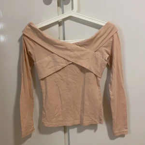 En ljus rosa / beige tröja använd ett par gånger  - Storlek Xs väldigt fin material 
