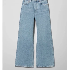 Trendiga blåa wide jeans (24/30) - Help nya (Ace) jeans från weekday, storlek 24/30