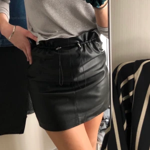 Skinnkjol - Skinnkjol från H&M. Utmärkt skick 💕 Storlek M, men har resårband i midjan så att man kan dra åt om man vill. 