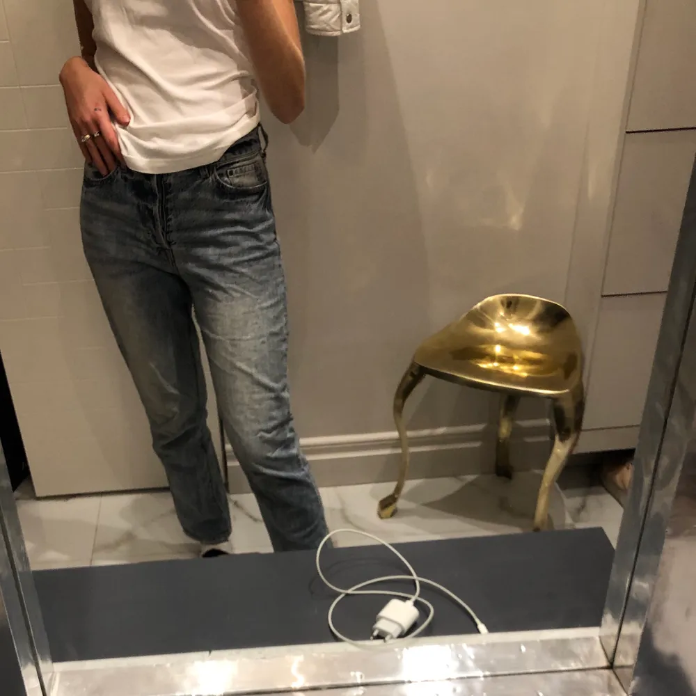 Ass snygga ljus blåa mom jeans. Varit lite ihoprullade och därför ser de lite skrynkliga ut på bild men det går lätt bort. . Jeans & Byxor.