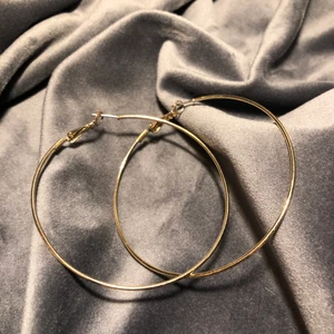 Örhängen  - Två lite mindre runda örhängen i färgen guld. Tappat lite färg men rätt så coola ändå. Används förut men inte längre. (Rengörs såklart innan jag skickar)