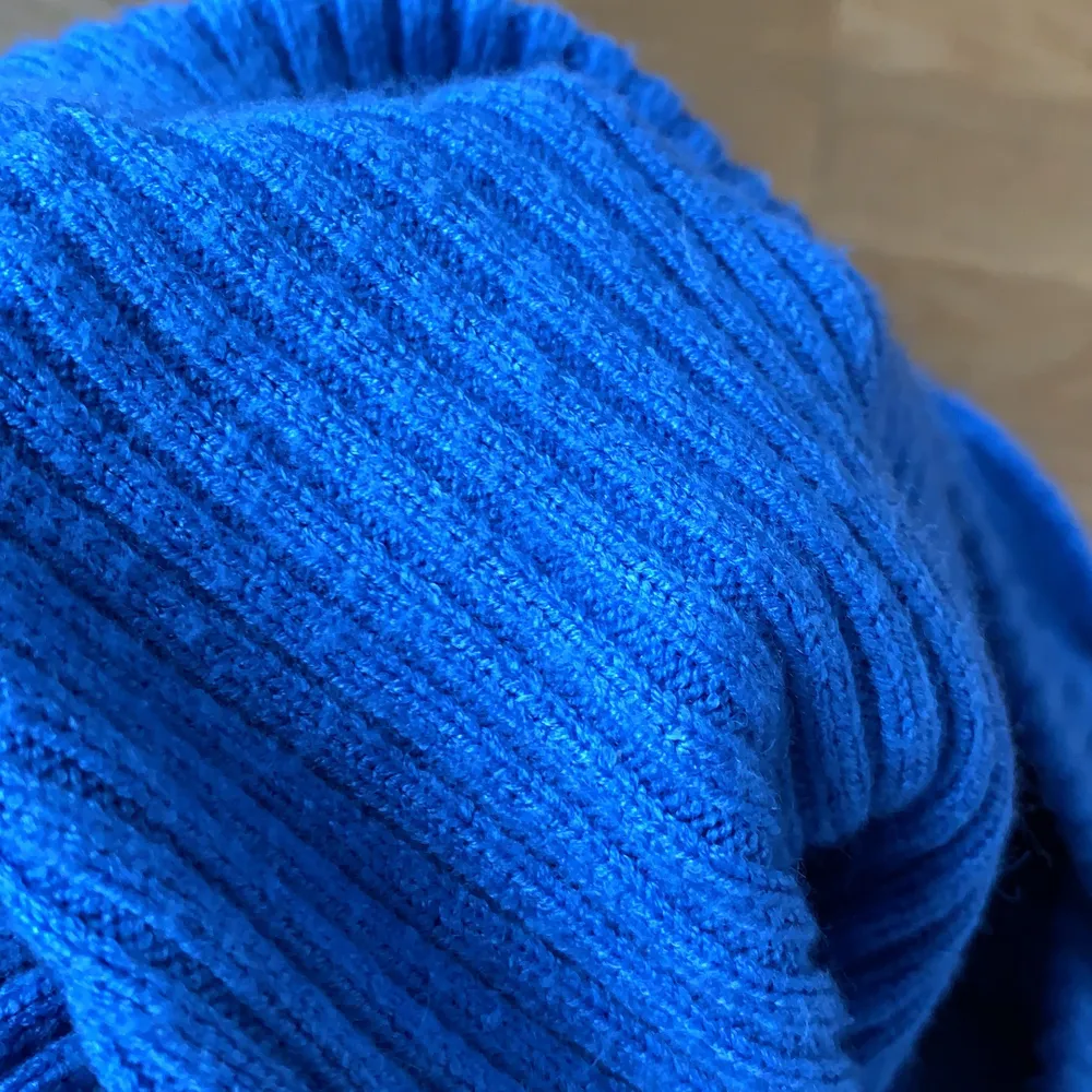 Jättefin långärmad blå tröja i mjukt, stickat material o ribbat mönster!. Tröjor & Koftor.