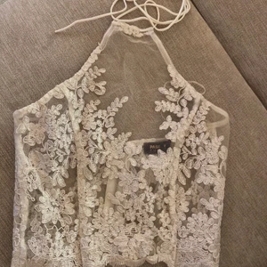 Vit topp i spets - Vit topp i transparent spets från Passion Fusion  ❄️ Storlek: XS   Toppen är endast testad och i bra skick  Kan skickas för 9kr 