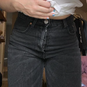 Jeans - Säljer mina svarta mom jeans från Zara då dom är lite för små för mig. Jättesnygga och i bra skick. Hör av er om ni har fler frågor, pris kan alltid diskuteras!❤️