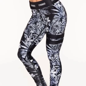 Stronger - Hej jag säljer nu mina stronger tights som är använda under ett tag, men de är superbra skick och har inga tecken på hål eller liknande. Säljer pga att de är för små och kommer inte till användning. Om du är intresserad eller vill ha fler bilder, skriv gärna privat. Nypris 799 kr