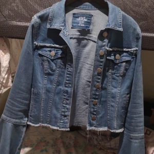 jeansjacka - Endast en gång använd. Anpassar väldigt bra i sommaren och med olika stil. Den är köpt från New Yorker market. 🥰