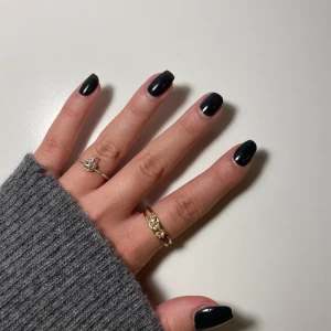 Fina ringar! - Bild 2. Guldig ring med tre ”diamanter”, stl s-m. Helt ny! 