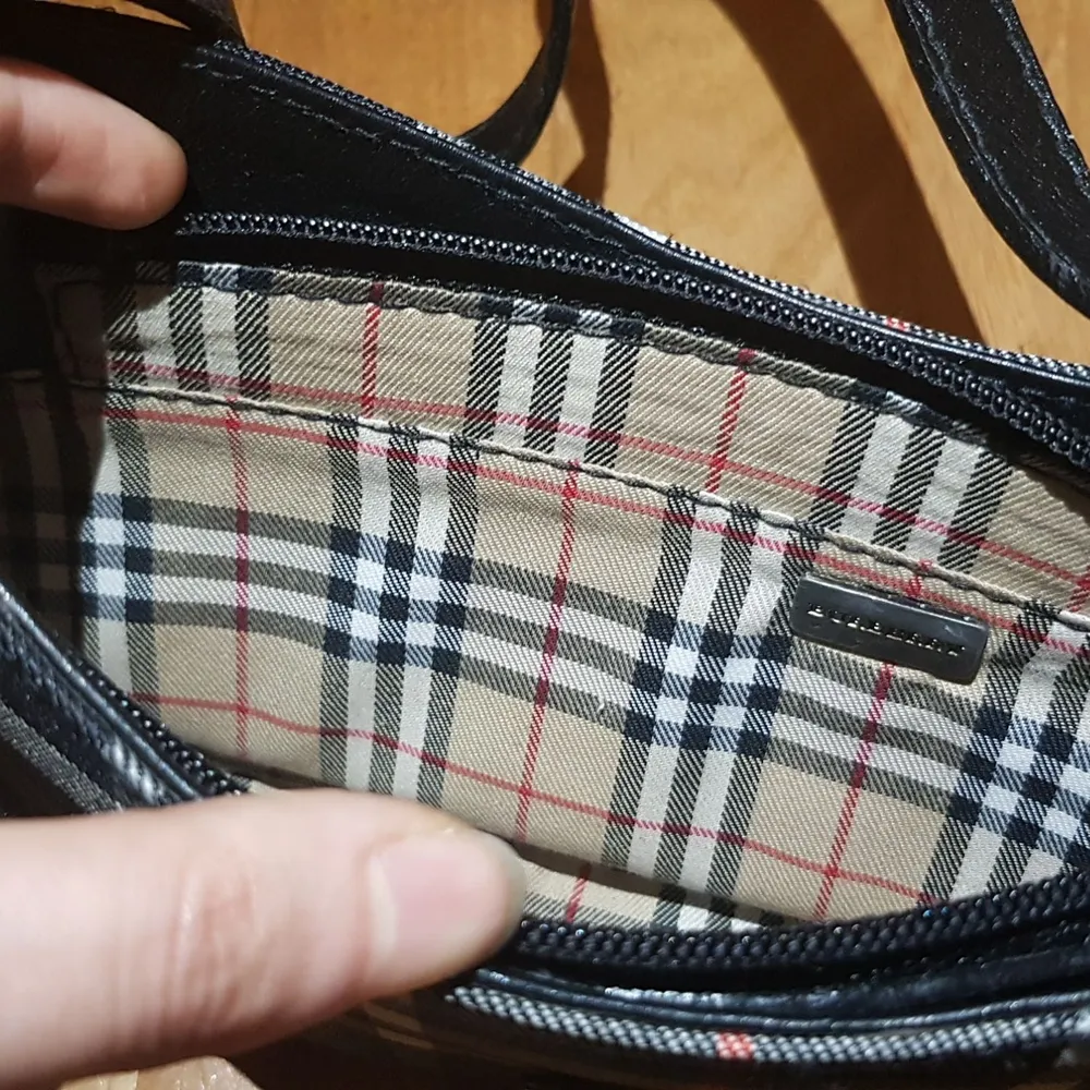 Säljer min äkta burberry axelväska som tyvärr inte kommit till använding. Trendig och passar bra inför hösten. Man får plats med det mesta (nyklar, mobil etc). Den är i gott skick (använt 2 gånger). Skriv privat vad du budar så lägger jag in det här!💜. Väskor.