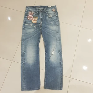 Replay byxa - Den är lite sönder men den är fixat med nålmaskin.jag köpte den och den är värd i butik cirka 2000kr