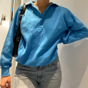 Sjukt snygg tröja i perfekt blå💙 - Jättesnygg tröja i den perfekta blåa nyansen och perfekta passformen💕 frakt på 59 eller så möts vi på söder! Buda i kommentarerna 