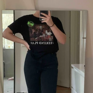  - T-shirt från Zara med ett snyggt tryck på, köpt för kanske 1 år sedan och använd ett fåtal gånger vilket betyder att den är i bra skick!💕✨Köparen står för frakt!