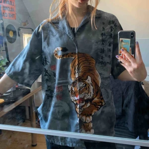  - en asfet skjorta med lejon och japanska tecken! älskar denna men har bara använt den några gånger🥰 köpare står för frakt men skriv till lig för annat prisförslag 🖤