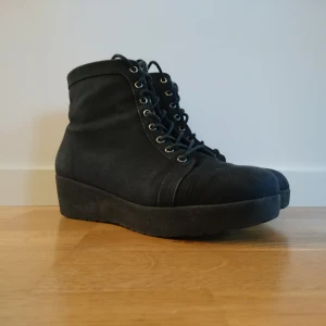 Chilli skor  - Svarta tygskor med ett mellanting mellan kilklack och hög sula. Snörning fram. Storlek 38. Använda en del och lite skavda- därav priset. Men det är förhandlingsbart det med. Frakt ingår i priset och ligger på 40 kr
