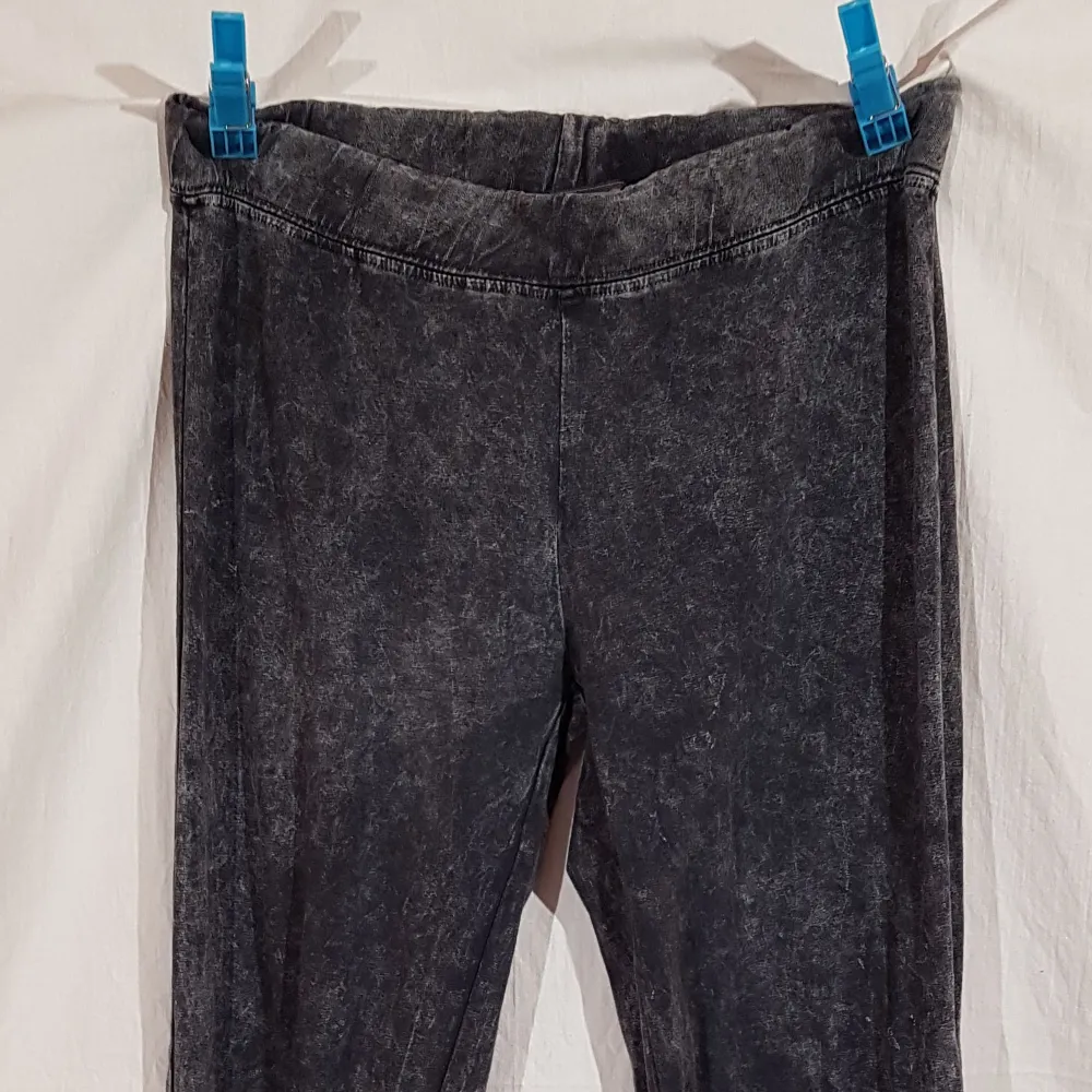 Melerade grå leggings från JSFN, storlek 34/36.. Jeans & Byxor.