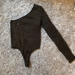  - Världens snyggaste body från UO. Aldrig använd, köpt för ca 700kr. Frakt är inkluderat i priset💕💕