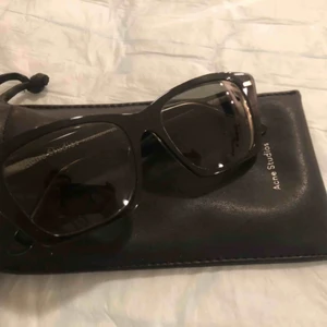  - Solglasögon från Acne Studios i mycket bra skick. Knappt använda, då jag fått dem av min farmor som köpt dem till sig själv men trivdes inte i dem.  Nypris ca. 2700  