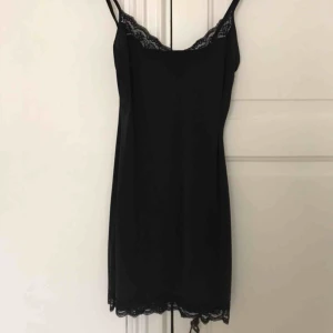  - Underklänning med spetsdetaljer från Lindex. Använd 1 gång, så i väldigt bra skick.  Finns att hämtas i Stockholm, annars tillkommer frakt 