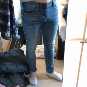  - Ljusblåa slimfit crocker jeans från JC. De är något uppsydda så att längden är nånstans mellan 31 och 32. Hyfsat skick för att vara använda  Köpare står för frakt :)