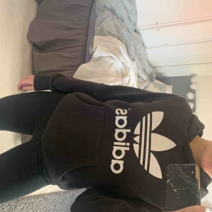  - Säljer denna fina huvtröjan från Adidas. Bra skick!