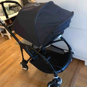  - Säljer nu vår bugaboo bee3 med svart chassi, grå sittdel och sufflett i arctic grey. Chassit har någon enstaka repa men är annars i väldigt fint skick! Ingenting är solblekt.  Original mugghållare från Bugaboo medföljer.