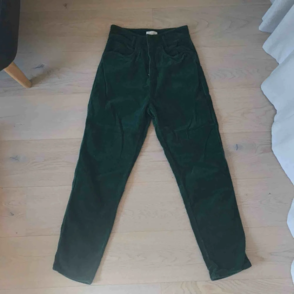 Gröna manchesterbyxor från Swedish Hasbeens i typ mom jeans modell. Superfina men för stora för mig. Lite skrynkliga på bilden men det är bara att hänga upp dem.. Jeans & Byxor.