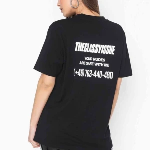  - Ball t-shirt från The Classy Issue. Unisexmodell. Väldigt bra skick! Köpt på Vallgatan 12 för ca 1 år sen! Pris inklusive frakt 🖤 nypris 600kr, pris diskuterbart