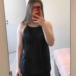 Topp - Tunn, svart topp från Only i storlek 36. Aldrig använd så väldigt fint skick! Fraktkostnad tillkommer